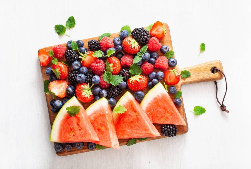 Raikkaat hedelmät ja värikkäät marjat kuuluvat rintasyövästä toipuvan lautaselle.