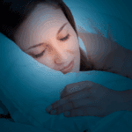 Unettomuus vaivaa rintasyöpäpotilaita. Nainen nukkuu rauhallisesti.