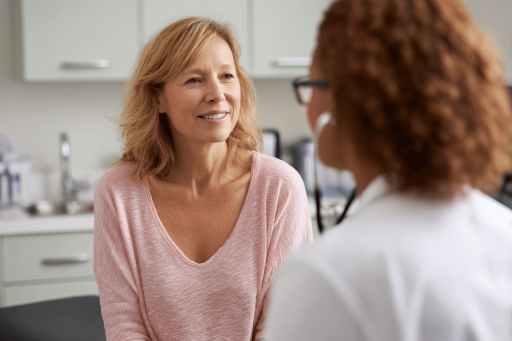 HER2+ rintasyövän neoadjuvanttihoito. Lääkäri ja potilas keskustelevat ennen sytostaattihoidon aloitusta.