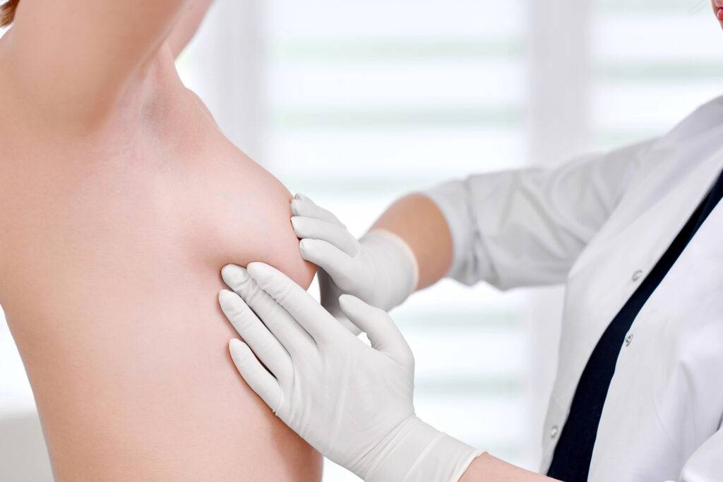 Lääkärin tekemä kliininen tutkimus on osa kolmoisdiagnostiikkaa.