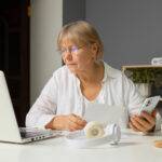 Nainen laskee tarkasti maksamiaan hoitomaksuja.