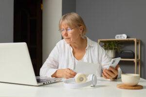 Nainen laskee tarkasti maksamiaan hoitomaksuja.