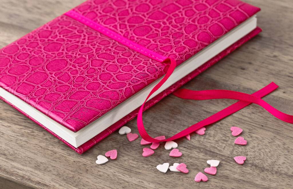 Oma aamu -harjoituksen voi tehdä vaikka punakantiseen kauniiseen päiväkirjaan.