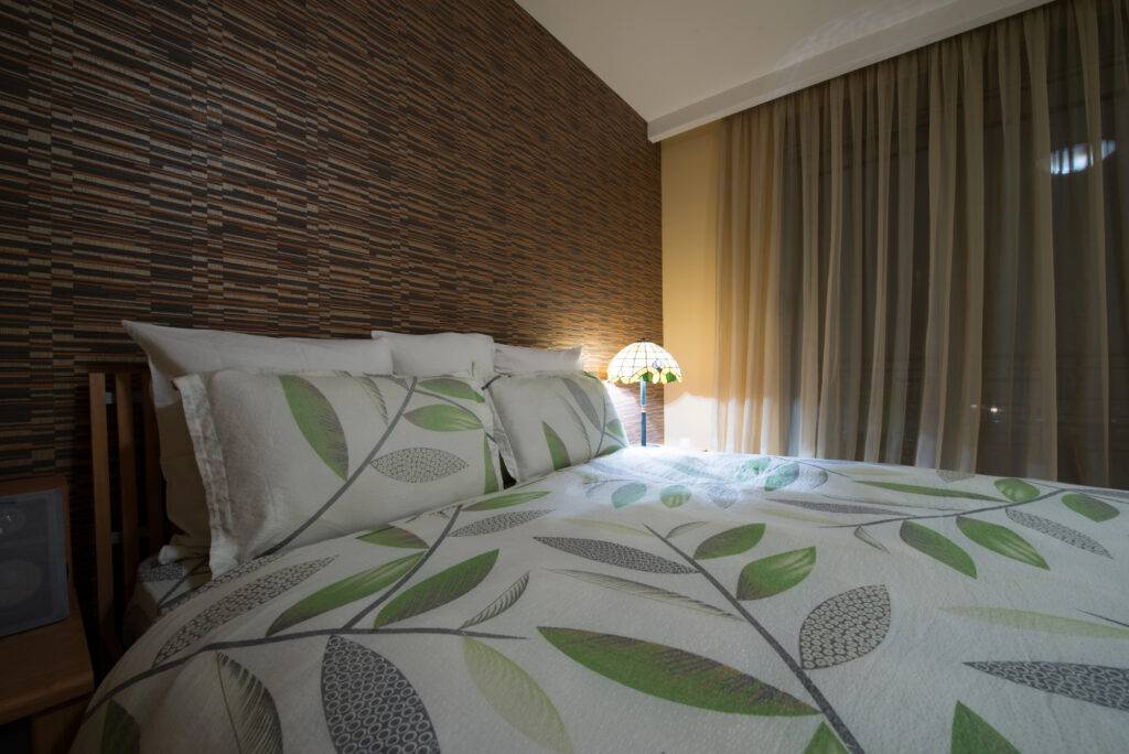 Optimaalinen nukkumisympäristö tukee unen tuloa ja ylläpitää syvää unta, on viileähkö, hiljainen, pimeä ja mukava. Rauhoittavasti sisustettu makuuhuone.