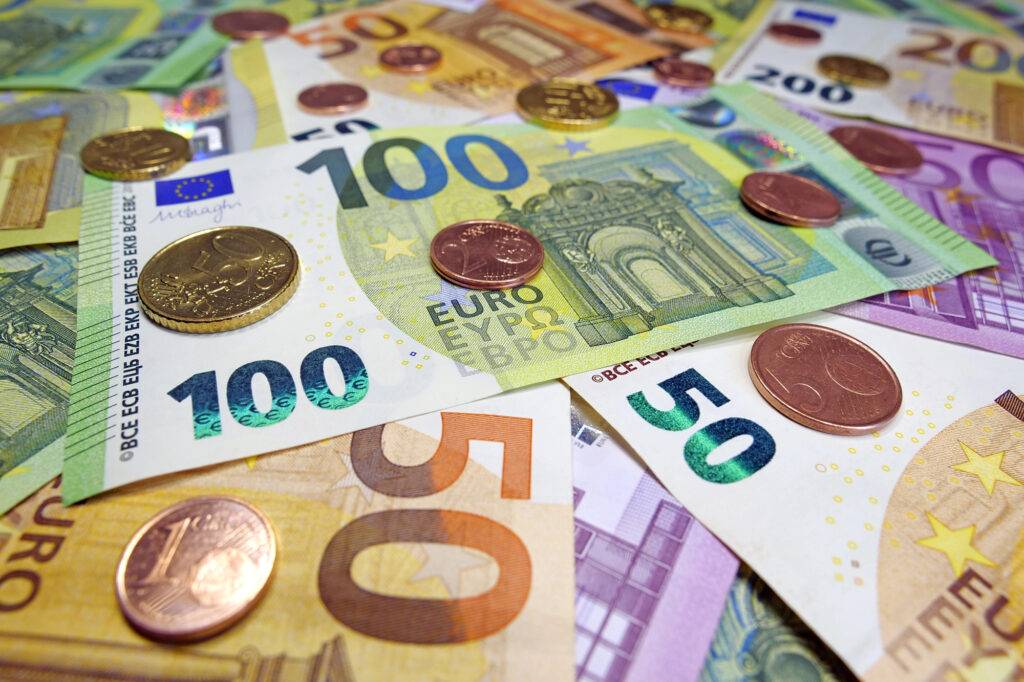 Rintasyövän todelliset kustannukset potilaalle. Kuvassa seteleitä ja kolikoita.